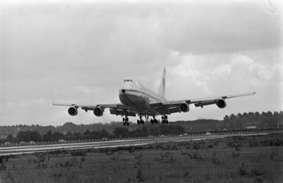 Anefo photo collection. First Jumbo Jet Boeing 747 from Pan am Landt at Schiphol. Boeing 747 ready to land. July 2, 1970-stock-foto