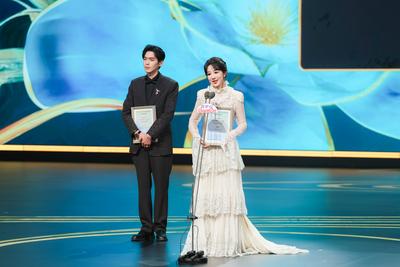 SHANGHAI, CHINA - JUNE 27: Actor Zhang Ruoyun and actress Andy Yang Zi receive Overseas Promotion Ambassador for Chinese-stock-foto