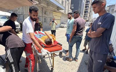 Palestinian casualties are brought to Al-Awda Hospital, following what the Gaza Health Ministry-stock-foto