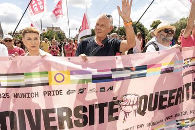 OB Dieter Reiter beim CSD 2025, gro?e Politparade, hier auf der Reichenbachbr?cke, M?nchen, 28. Juni 2025-stock-photo