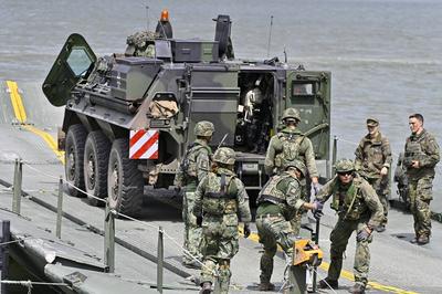 Beim Grand Crossing 2025 sind Soldatinnen und Soldaten aus Deutschland,Gro?britanien,Italien und den Niederlanden im Ein-stock-foto