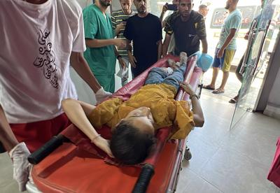Palestinian casualties are brought to Al-Awda Hospital, following what the Gaza Health Ministry-stock-foto