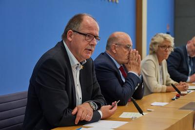 Mindestlohn soll in zwei Schritten auf 14,60 Euro pro Stunde steigen-stock-foto