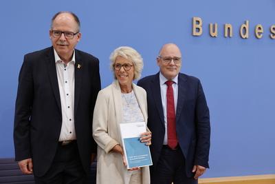 Stefan K?rzell, Mitglied des Gesch?ftsf?hrenden Bundesvorstands des Deutschen Gewerkschaftsbundes (DGB), Christiane Sch?-stock-foto