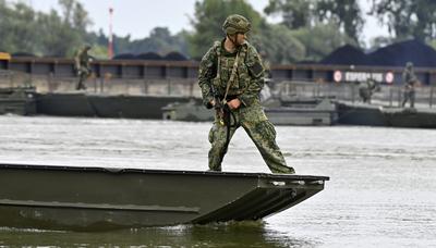 Beim Grand Crossing 2025 sind Soldatinnen und Soldaten aus Deutschland,Gro?britanien,Italien und den Niederlanden im Ein-stock-foto