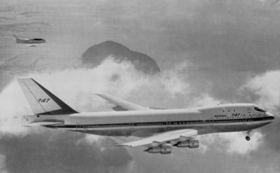 Boeing 747 . Everett , Washington : The world s largest commercial jet airliner the Boeing 747 , A 231 foot mammoth of-stock-foto