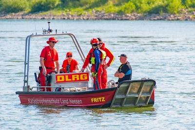 RECORD DATE NOT STATED DLRG-Rettungsboot im Einsatz auf dem Rhein DLRG-Rettungsboot im Einsatz auf dem Rhein. Unkel, Rhe-stock-foto