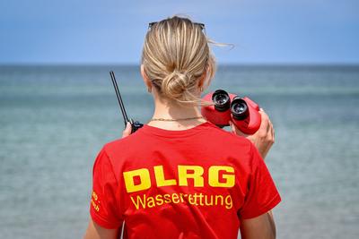 Deu: Wasserrettung Ostsee++DLRG++ Graal- M?ritz, Deutschland, 29.05.2024. Eine Rettungsschwimmerin des DLRG blickt in Gr-stock-foto
