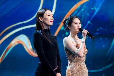 SHANGHAI, CHINA - JUNE 27: Actress Tanya Tong Yao and actress Guan Xiaotong perform on the stage during the Magnolia Awa-stock-foto
