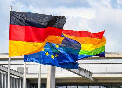 Berlin, Bundestag, Regenbogenfahne,-stock-photo