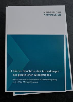 Mindestlohn soll in zwei Schritten auf 14,60 Euro pro Stunde steigen-stock-foto