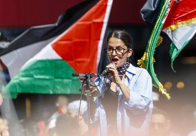 Demonstration Wien: " Gro?demo f?r Gaza: Die ?sterreichische Regierung muss jetzt handeln! " // Demonstration Vienna: "Mass Demonstration for Gaza: The Austrian Government Must Act Now!"-stock-photo