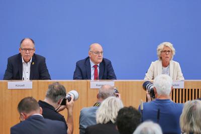 Berlin, Deutschland, 27.06.2025: Bundespressekonferenz: F?nfter Beschluss der Mindestlohnkommission zur Anpassung der H?-stock-foto