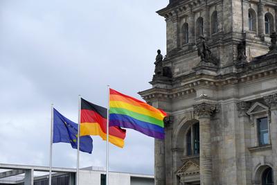 Regenbogenflagge, Europaflagge, Deutschlandflagge, wehende Fahnen am Reichstag, CSD- Pride Parade - Christopher Street D-stock-photo