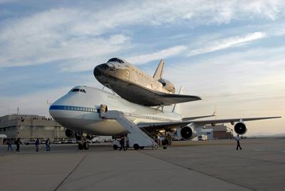 CAPE CANAVERAL, Fla. Bolted onto the Shuttle Carrier Aircraft, or SCA, a modified Boeing 747, space shuttle Atlantis get-stock-foto