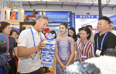 LINYI, CHINA - JUNE 27: Princess Norodom Jenna of the Cambodian Royal Family visits the fourth RCEP (Shandong) Import Ex-stock-foto