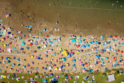 Luftbild, Strandbad Tenderingssee, Freibad am Tender, Sandstrand und Liegewiese mit Badeg?sten und bunten Sonnenschirmen-stock-foto