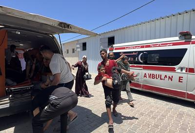 Palestinian casualties are brought to Al-Awda Hospital, following what the Gaza Health Ministry-stock-foto