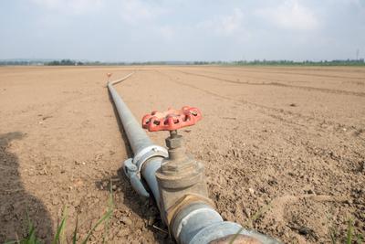 Bew?sserungssystem auf einem Feld bei Bornheim im Rhein-Sieg Kreis. Trockener Acker bei Hitzewelle *** Irrigation syste-stock-photo
