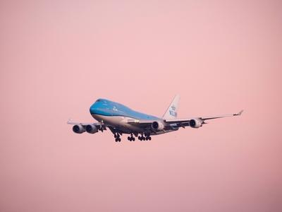 Die K?nigin der L?fte landet im roten Morgenlicht in Amsterdam Schiphol. *** The Queen of the skies lands in the Red mo-stock-foto