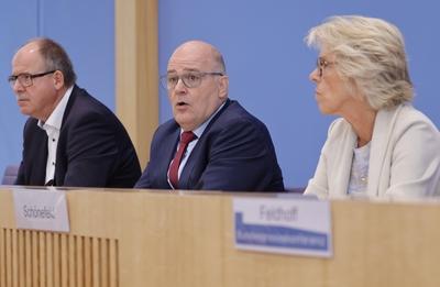 Stefan K?rzell, Mitglied des Gesch?ftsf?hrenden Bundesvorstands des Deutschen Gewerkschaftsbundes (DGB), Steffen Kampete-stock-foto