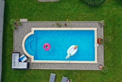 26.06.2020, Trend in der Corona-Pandemie: Der eigene Swimmingpool im Garten sorgt im Sommer f?r Erfrischung wenn die Fr-stock-photo