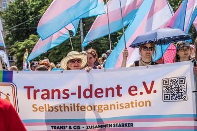 CSD 2025, gro?e Politparade, Selbsthilfeorganisation Trans-Ident mit Trans Fahnen, M?nchen, 28. Juni 2025-stock-photo