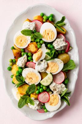 Knuspriger Kartoffel- und Eiersalat.-stock-photo