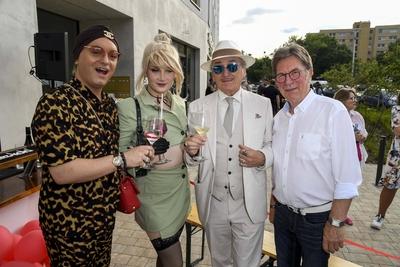 Julian F. M. Stoeckel, Uff, Lo Graf von Blickensdorf und Arno Funke zu Gast bei der Eroeffnung VIP Opening des neuen Deinhard Salons am 28.Juni 2025 in Berlin *** Julian F M Stoeckel, Uff, Lo Graf von Blickensdorf and Arno Funke as guests at the VIP opening of the new Deinhard Salon on June 28, 2025 in Berlin-stock-foto