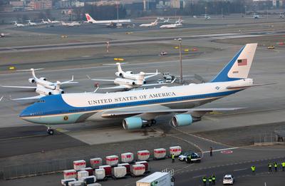 Boeing VC-25A Air Force One auf dem Flughafen in Z?rich (Schweiz). Ankunft der Air Force One (Boeing VC-25A) auf dem Fl-stock-foto