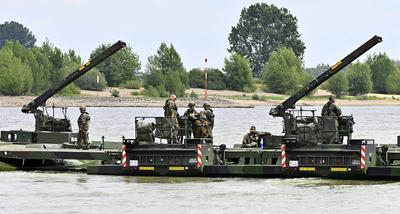 Beim Grand Crossing 2025 sind Soldatinnen und Soldaten aus Deutschland,Gro?britanien,Italien und den Niederlanden im Ein-stock-foto
