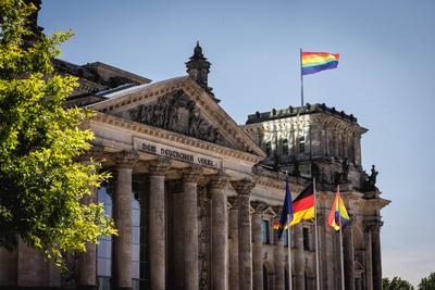 Regenbogenfahnen wehen am Reichstagsgebauede zum Internationalen Tag gegen Homo-, Bi-, Inter- und Transphobie in Berlin,-stock-photo