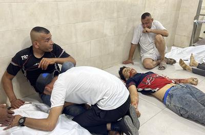 Palestinian casualties are brought to Al-Awda Hospital, following what the Gaza Health Ministry-stock-foto