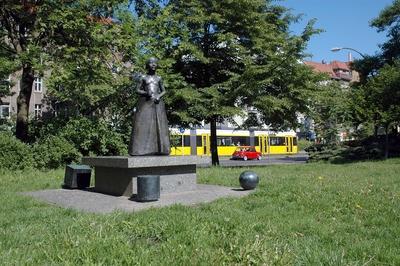 Bildnummer: 51920038  Datum: 18.05.2007  Copyright: imago/SteinachFriedrich-Fr?bel-Denkmal in Berlin-Prenzlauer Berg, Objekte , Landschaft; 2007, Berlin, Prenzlauer Berg, Tram, Trams, Stra?enbahn, Stra?enbahnen, ?ffentlicher Nahverkehr, Personennahverkehr, BVG; , quer, Kbdig, Totale, Denkm?ler, Deutschland,  , o0 Reisen, Europa-stock-foto