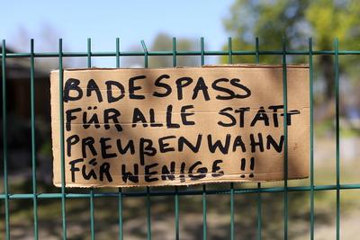 Schild Badespass f?r alle statt Preu?enwahn f?r wenige w?hrend einer Protestaktion gegen die Verlagerung des Strandbads-stock-foto