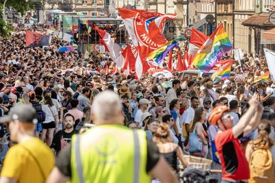 CSD 2025, Politparade am Samstag, hier: Menschenmenge in der Fraunhoferstra?e mit einer gro?en Gruppe des FC Bayern, M?nchen, 28. Juni 2025-stock-foto