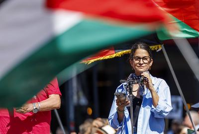 Demonstration Wien: " Gro?demo f?r Gaza: Die ?sterreichische Regierung muss jetzt handeln! " // Demonstration Vienna: "Mass Demonstration for Gaza: The Austrian Government Must Act Now!"-stock-photo