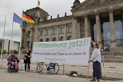 Deutschland, Berlin, Demonstration vor dem Bundestag, Klimawandel, Eine Mahnwache f?r die Einhaltung des Pariser Abkomme-stock-foto