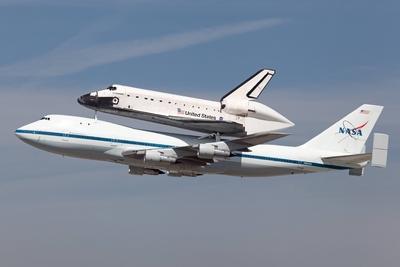 Space Shuttle Endeavour auf dem R?cken eines Jumbo-Jets landet auf dem Flughafen Los Angeles-stock-foto