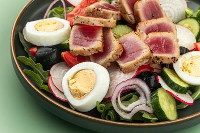 Portion Salat nicoise mit Thunfisch und Eiern-stock-foto