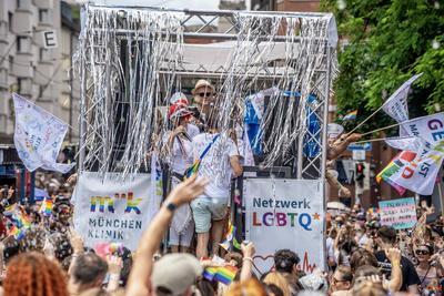 CSD 2025, gro?e Politparade, Truck der M?nchen Klinik in der Fraunhoferstra?e, H?hepunkt der Pride Weeks, M?nchen, 28. Juni 2025-stock-foto