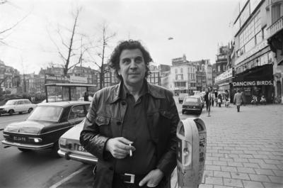 Anefo photo collection. Greek composer / conductor (in Amsterdam) Mikis Theodorakis on Rembrandtplein. January 30, 1978.-stock-foto
