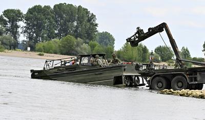 Beim Grand Crossing 2025 sind Soldatinnen und Soldaten aus Deutschland,Gro?britanien,Italien und den Niederlanden im Ein-stock-foto