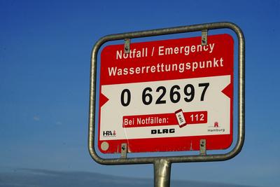 AKTUELL - Hamburg Blankenesse 24.08.2023 Blankeneser B?rger trauen um die Ertrunkenen am Elbstrand - Trauerkr?nze h?ngen an den Warn- und Rettungshinweisschildern 24.08.2023 Hamburg - Strandweg Blankenense Mehrere Menschen sterben beim Baden in der Elbe - Hamburg will Gefl?chtete besser waren  Anwohner gedenken mit Kr?nzen der verstorbenen Personen In diesem Jahr starben bereits mehrere Menschen beim Baden in der Elbe. Da vor allem Gefl?chtete unter den Opfern sind, hat die Sozialbeh?rde reagiert. In allen Unterk?nften und Erstaufnahmen wurden Flyer mit Warnungen vor dem Baden in Seen und der Elbe verteilt. An der Elbe wurden von der HPA an 48 Stellen Schilder aufgestellt, die vor den Gefahren warnen HH Deutschland *** current Hamburg Bl-stock-foto