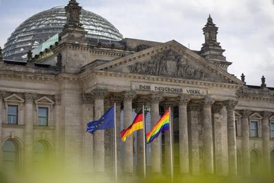 Bundestag hisst erstmals Regenbogenflagge, Der Bundestag hat erstmals die Regenbogenflagge gehisst, die mit ihren sechs-stock-photo