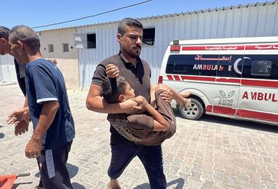 Palestinian casualties are brought to Al-Awda Hospital, following what the Gaza Health Ministry-stock-foto