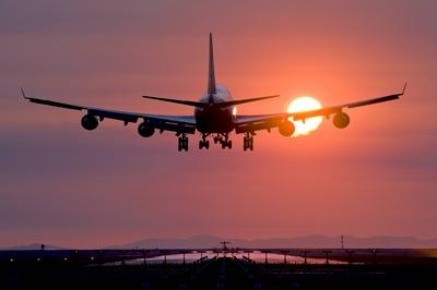 Boeing 747 landing at sunset, Vancouver International Airport. Vancouver British Columbia, Canada. PUBLICATIONxINxGERxS-stock-foto
