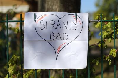 Schild Strandbad Liebe an einem Zaun w?hrend einer Protestaktion gegen die Verlagerung des Strandbads Babelsberg und de-stock-foto