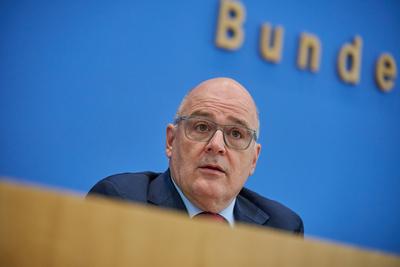 Mindestlohn soll in zwei Schritten auf 14,60 Euro pro Stunde steigen-stock-foto