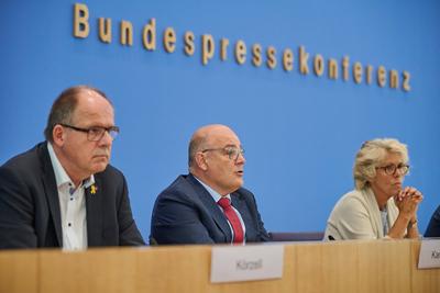 Mindestlohn soll in zwei Schritten auf 14,60 Euro pro Stunde steigen-stock-foto
